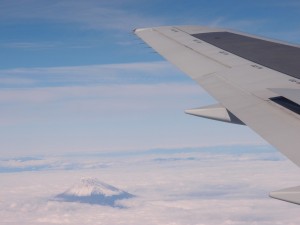 頭を雲の上にだし「富士山」
